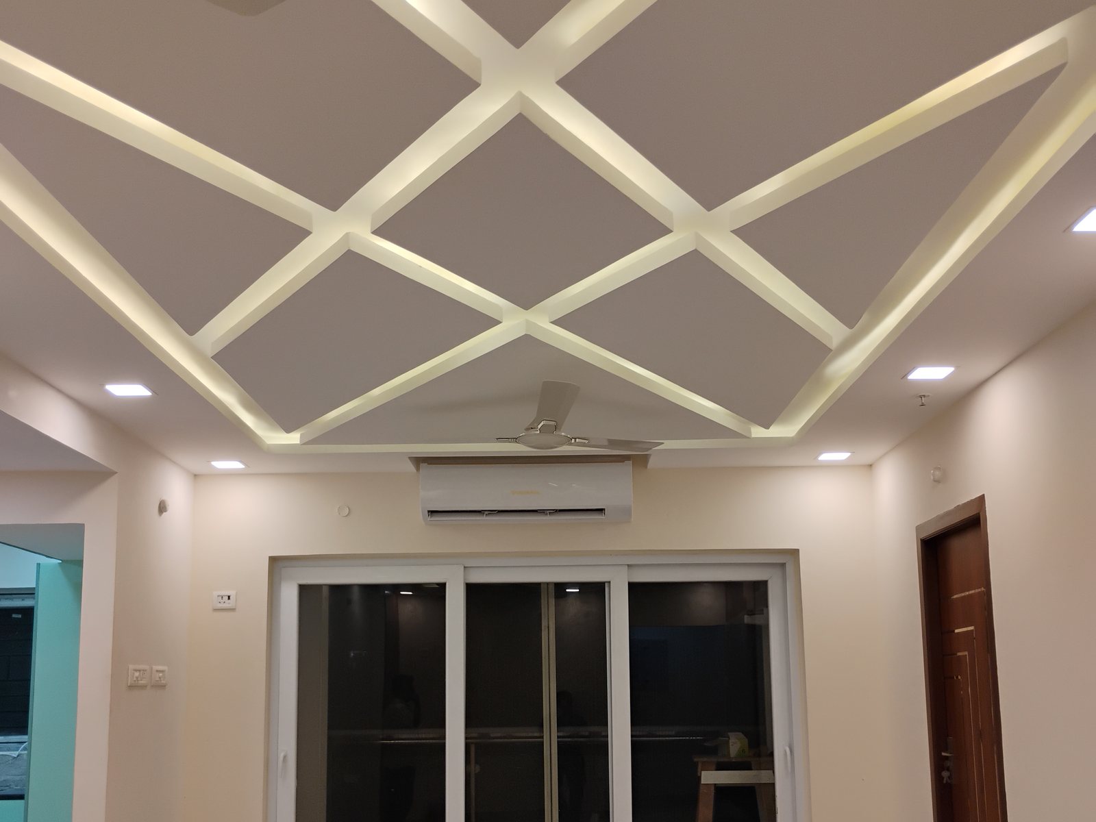 Criss-cross ceiling with profile lighting