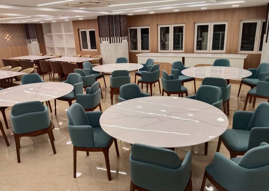 Dining hall with coordinated ceiling and lighting