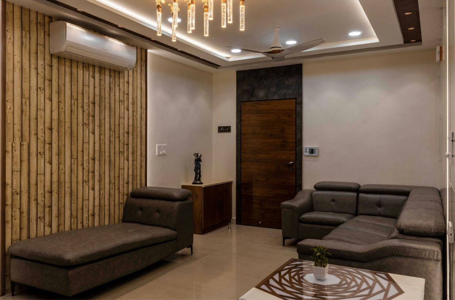 Living room with loose furniture, rug and slatted panelling